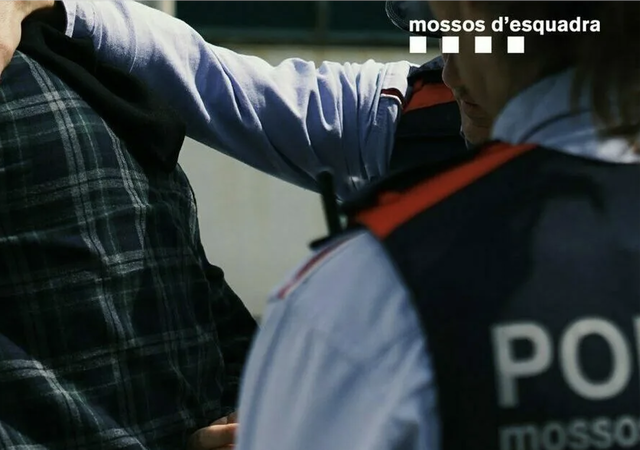 SUCCESSOS: Els Mossos d’Esquadra detenen a Gavà un home que havia robat dos patinets d’un cotxe