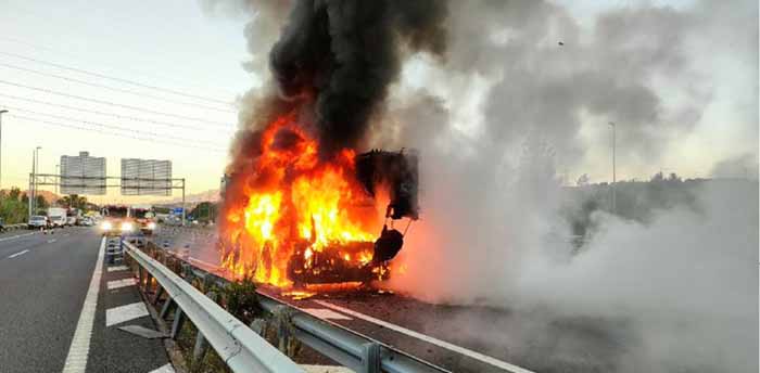 Espectacular incendi d’un camió grua a Sant Andreu de la Barca
