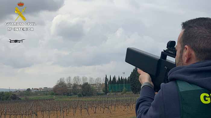 L'equip PEGASO de la Guàrdia Civil vigila l'espai aeri de Barcelona amb detectors de drons