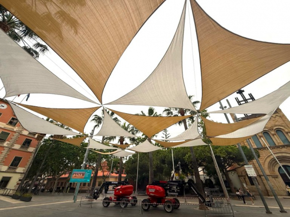 La plaça de l’Església de Castelldefels estrena el seu sistema de tendals per combatre la calor de l'estiu