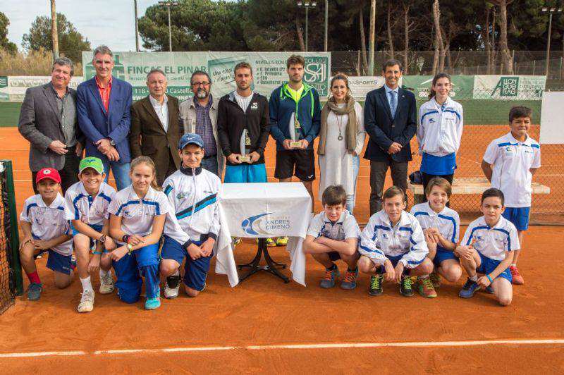 Foto de família del guanyador i finalista amb l'alcaldessa de Castelldefels