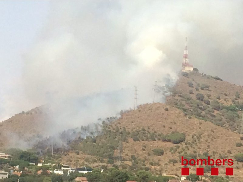 SUCCESSOS: Els Bombers treballen en un incendi forestal a Esplugues de Llobregat