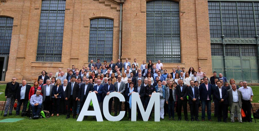 El president Puigdemont amb els participants a l'Assemblea de l'ACM, als jardins del Museu de les Aigües de Cornellà de Llobregat