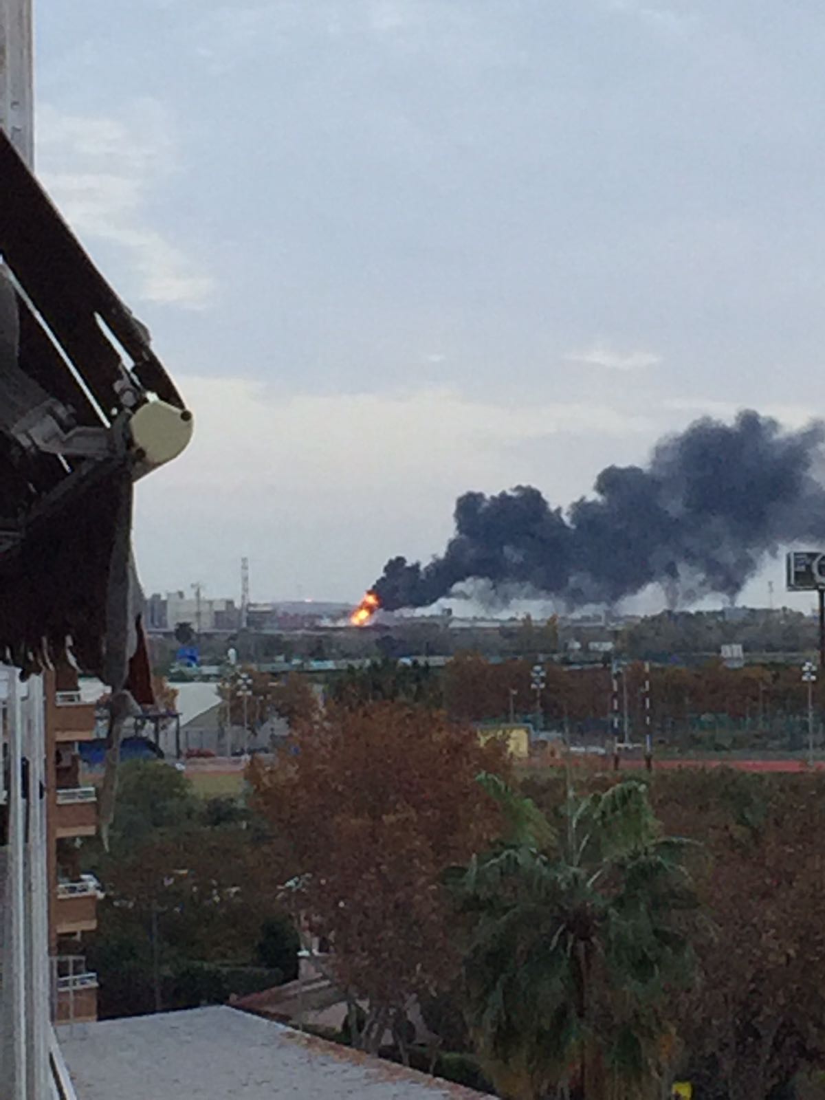  SUCCESSOS: Espectacular incendi a La Seda del Prat de Llobregat