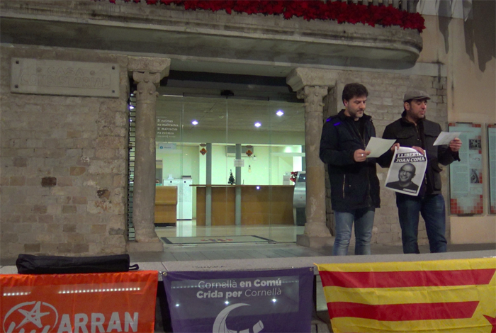 Durant l'ac te de Cornellà de Llobregat es va llegir un manifest en suport a Joan Coma