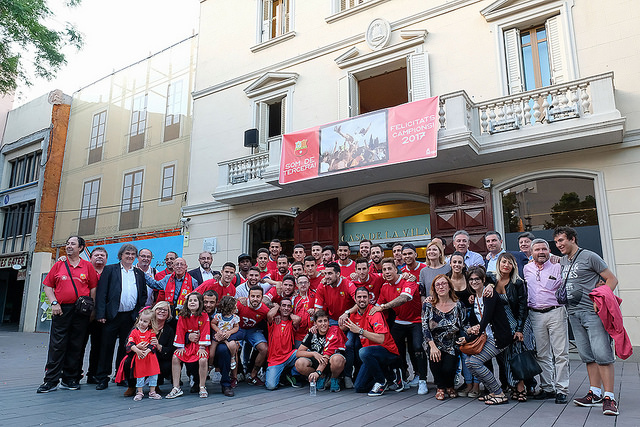 Foto de família durant la celebració a la plaça de l'Ajuntament