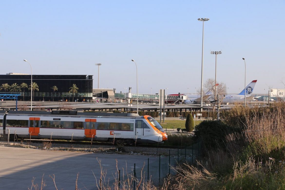 Tren de Rodalies passant per davant de lAeroport de Barcelona 1170x780