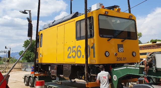  La nova locomotora, de 8.380 mm de longitud i 3.874 mm d'alçada, té un pes de 28 tones i és de tipus mixt