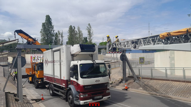 SUCCESSOS: Un camió queda enganxat amb una biga de ferro a Castelldefels
