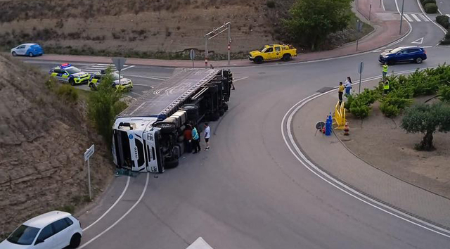 SUCCESSOS: Espectacular accident d’un camió a Sant Esteve Sesrovires