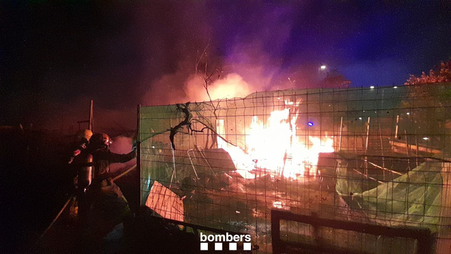 SUCCESSOS: Crema una zona de barraques a Esplugues de Llobregat