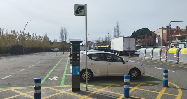 SOCIETAT: Castelldefels estrena un nou aparcament de zona verda