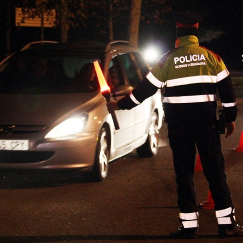 SUCCESSOS: Un detingut a Castelldefels per conduir begut i agredir un agent policial