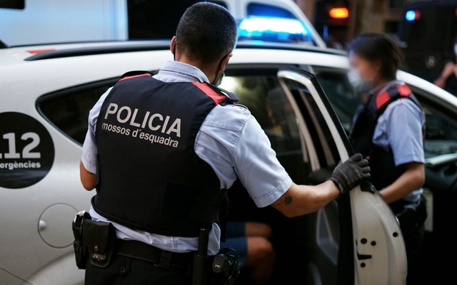 SUCCESSOS: Detenen a Castelldefels tres homes que utilitzaven un inhibidor per robar a l'interior de cotxes a la via pública