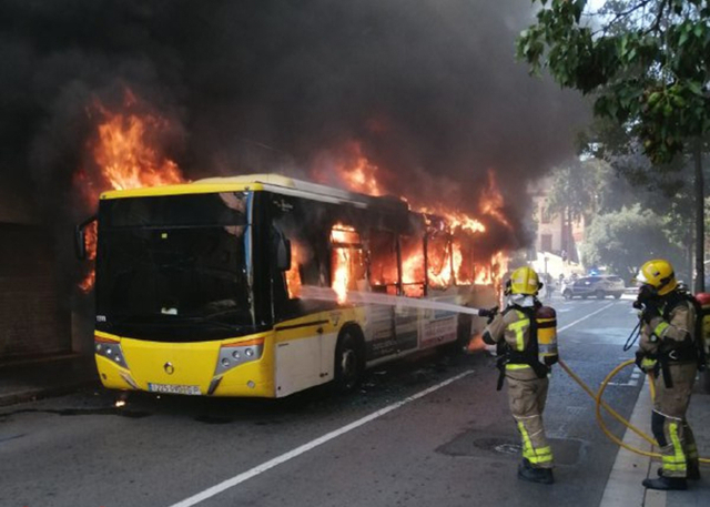 SUCCESSOS: Una persona crema un autobús amb el conductor a dins a Sant Feliu de Llobregat