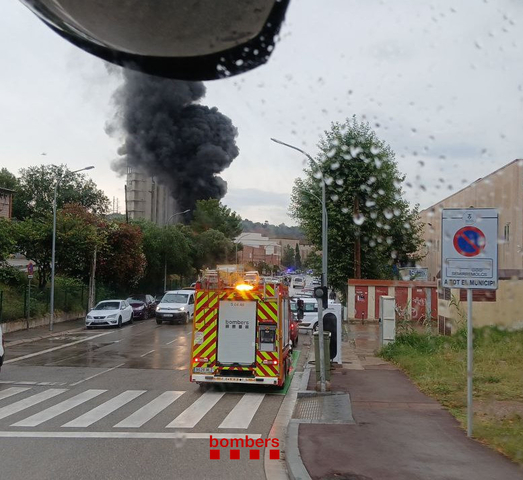SUCCESSOS: Incendi en una empresa de tranferència de residus a Martorell
