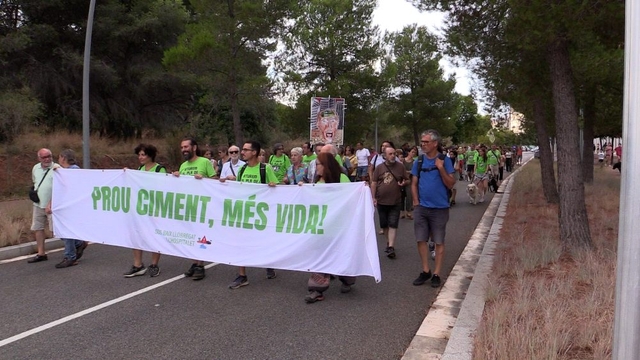 Els i les manifestants es van concentrar a les set de la tarda davant les obres del CAP i, tot seguit, va començar una marxa que els va portar de la zona del Calamot a la Rambla