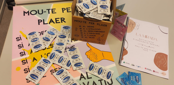 S’han distribuït preservatius externs, lubricants, cartelleria i altre material divulgatiu als municipis de la comarca, perquè el puguin emprar i fer arribar a adolescents i joves del Baix Llobregat