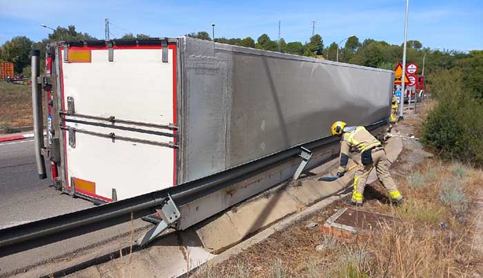 SUCCESSOS: Espectacular accident d’un camió a Martorell