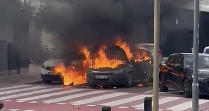 Espectacular incendi de diversos cotxes a Cornellà de Llobregat