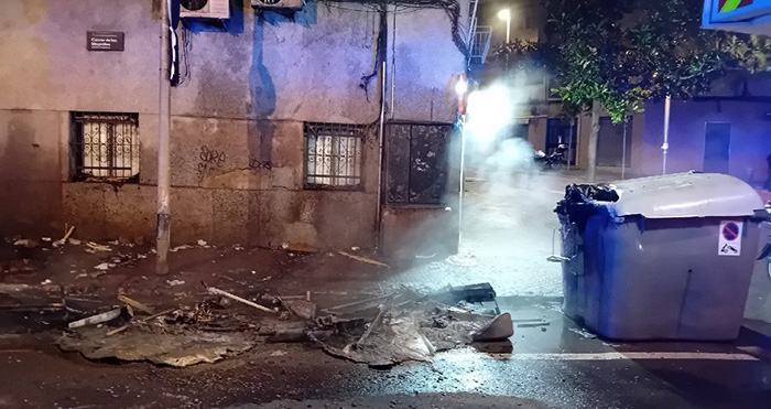 SUCCESSOS: Incendi de contenidors afecta la façana d’un edifici d’Esplugues