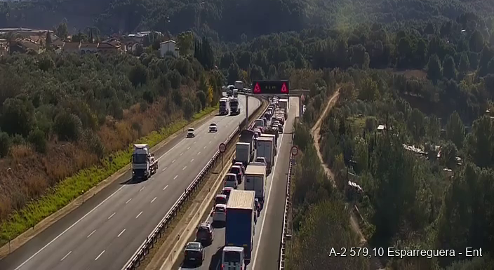SUCCESSOS: Un vehicle topa contra un pòrtic de senyalització a Esparreguera