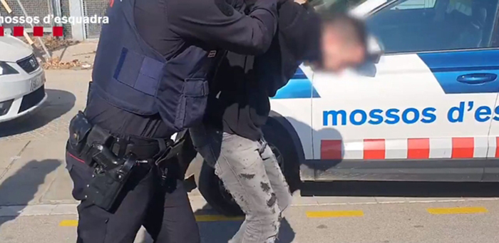 Detingut a Esplugues un jove de vint anys acusat de robatori a interior de vehicles