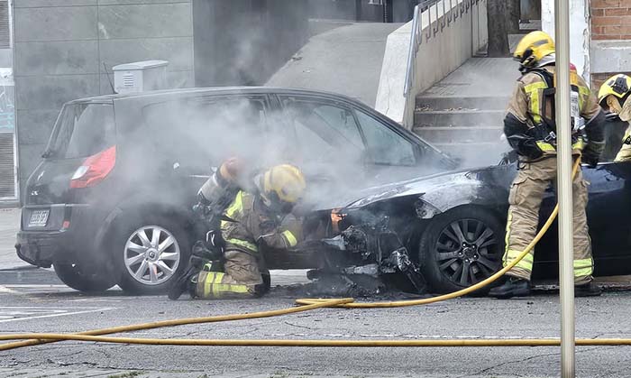 SUCCESSOS: Crema un vehicle a la via pública a Cornellà de Llobregat