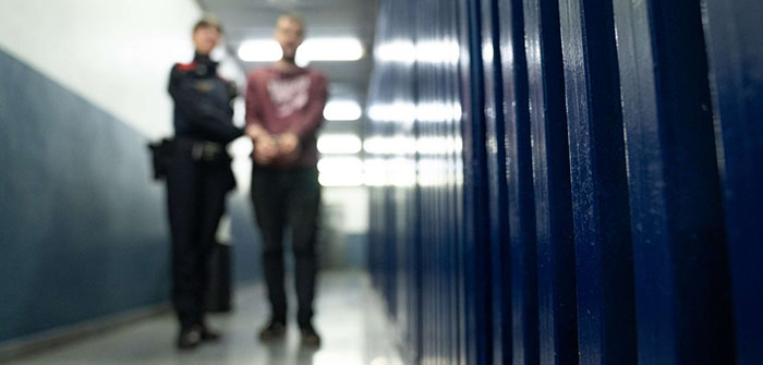 Presó per a un veí de Cornellà acusat de violar la filla de la seva parella i gravar-ho en vídeo