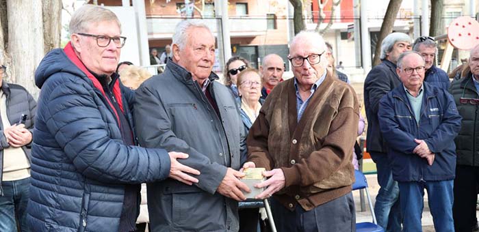 Gavà homenatja dos veïns assassinats pel nazisme amb la instal·lació de dues 'Stolpersteine'