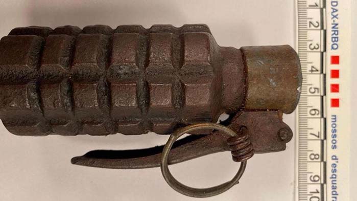 SUCCESSOS: Troba una granada de mà mentre que netejava la seva propietat a Corbera de Llobregat