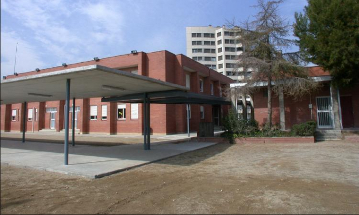 La comunitat educativa de l’escola Pont de la Cadena exigeix el compliment de la reforma del pati