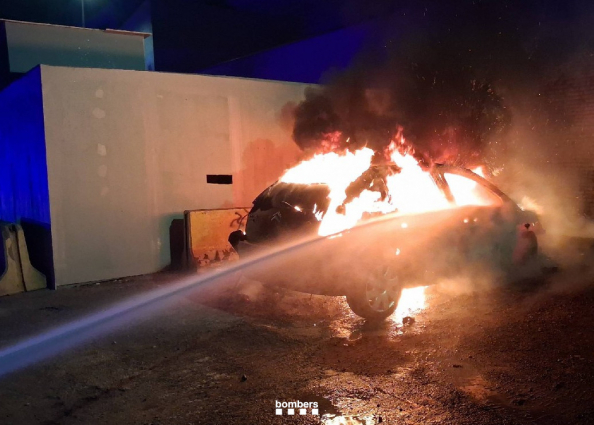 Un incendi calcina totalment un turisme al centre d’Esplugues de Llobregat