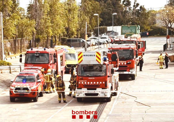Els Bombers controlen un incendi en una sitja d’una empresa de reciclatge a Gavà