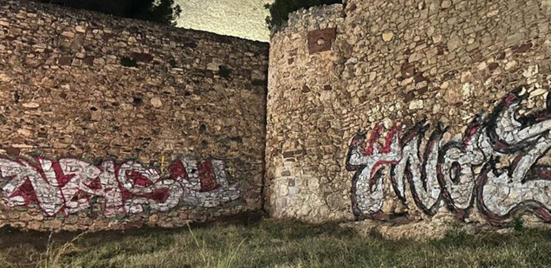 Enxampats dues persones in fraganti fent grafits al Castell de Castelldefels