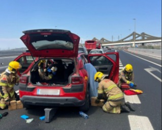 Un accident a la C-245 a Cornellà de Llobregat obliga a excarcerar un conductor atrapat
