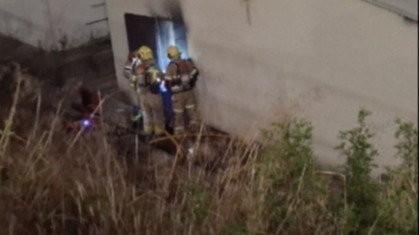 Un incendi crema una nau industrial amb material corrosiu a Sant Andreu de la Barca