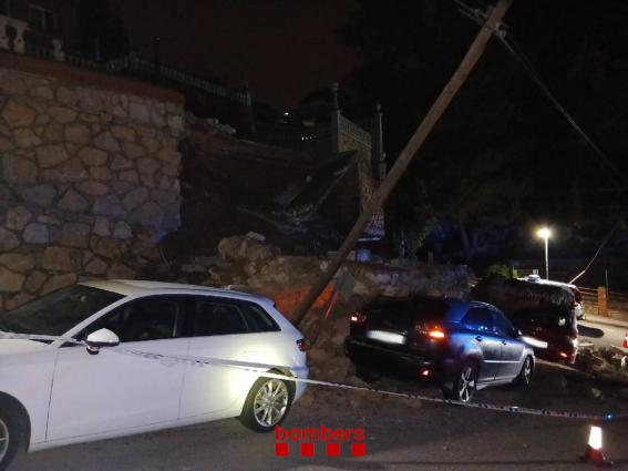 Desallotjada una vivenda a Corbera de Llobregat pel col·lapse del mur de contenció