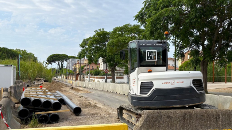 Castelldefels inicia la reforma integral del carrer Barcelona per acabar amb les inundacions i millorar la mobilitat