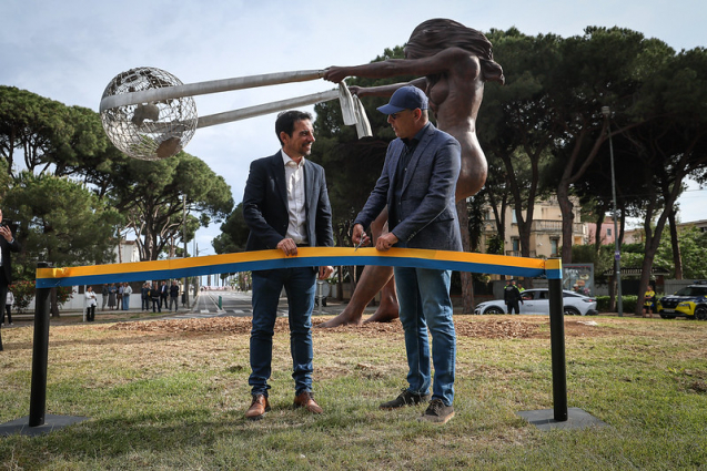 Lorenzo Quinn consolida el seu llegat artístic a Castelldefels amb una nova escultura i una estrella al passeig marítim