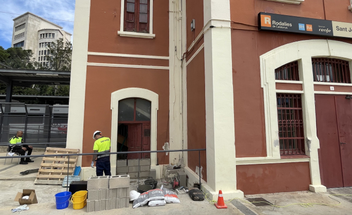 L’Ajuntament de Sant Joan Despí posa fi a l’ocupació de l’estació i desencalla la reforma del vestíbul