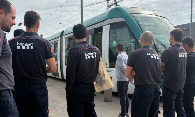 Els Bombers de la Generalitat reforcen la seguretat al TRAM amb formació específica a les cotxeres del Baix Llobregat