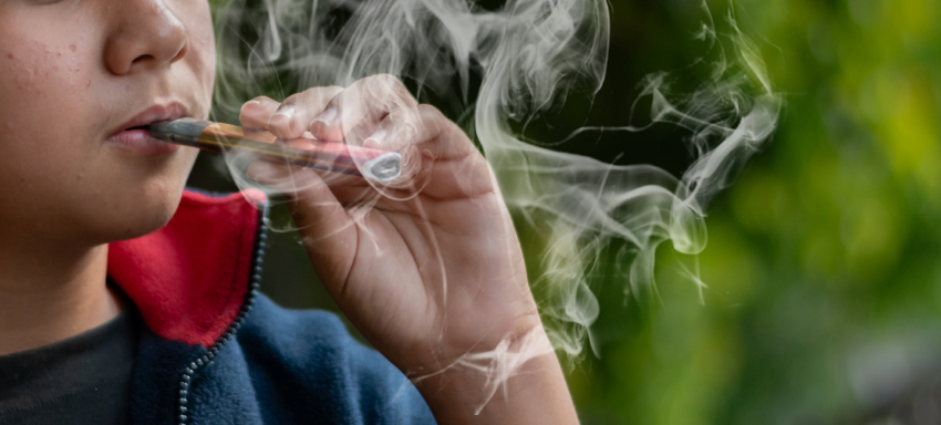 Cau el tabaquisme entre els adolescents, però repunten el vapeig i l'SNUS