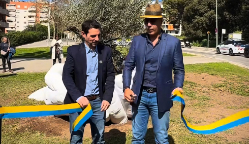 Castelldefels s’emmiralla en la solidaritat de Lorenzo Quinn amb la inauguració de l’escultura “Give/Dar”