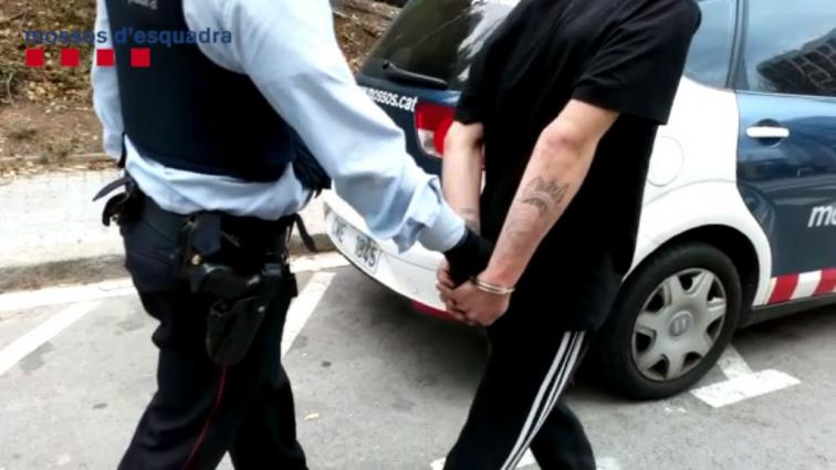 Detingut a Esplugues un multireincident per un robatori amb violència en una botiga