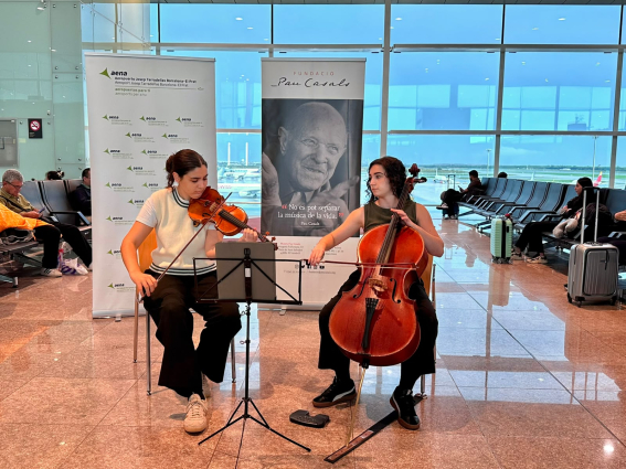 La música clàssica en directe sorprèn els passatgers a la Terminal T1 de l'Aeroport Josep Tarradellas Barcelona-El Prat