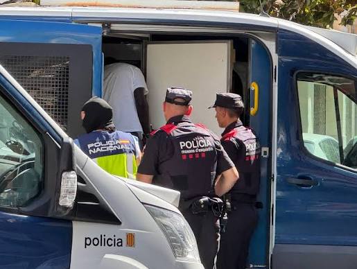 Detinguts a l'aeroport del Prat dos homes per imposar un matrimoni forçat al Pakistan i intentar matar la parella de la víctima