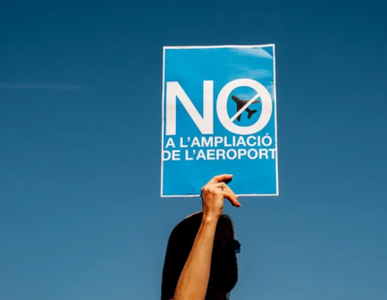 Baix Llobregat i Barcelona tornen a sortir al carrer contra l'ampliació de l'aeroport del Prat