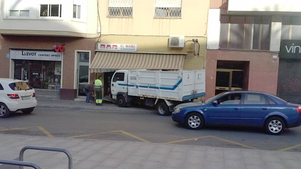 SUCESSOS: Un camió de l'Ajuntament de Cornellà s'encasta contra un bar