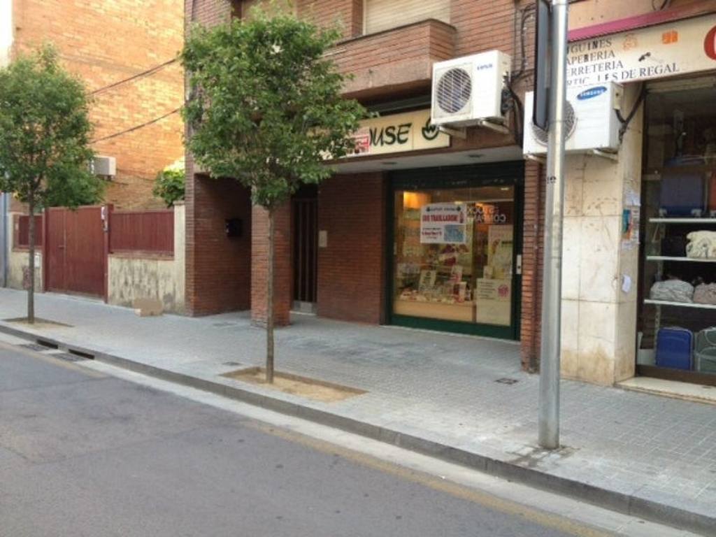 Els comerços d’Esplugues fan campanya contra la violència masclista